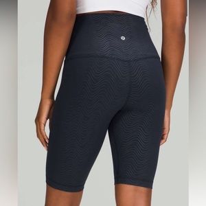 Lululemon Align Super-High-Rise Short 10"
Aqueous Emboss True Navy